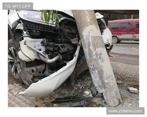 110撞断行道树 我却只擦破点皮